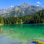 Kristallklarer Badesee in den bayerischen Alpen in Süddeutschland im Sommer
