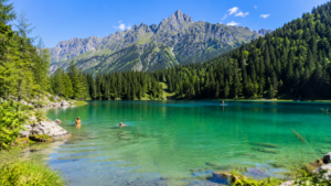 Kristallklarer Badesee in den bayerischen Alpen in Süddeutschland im Sommer